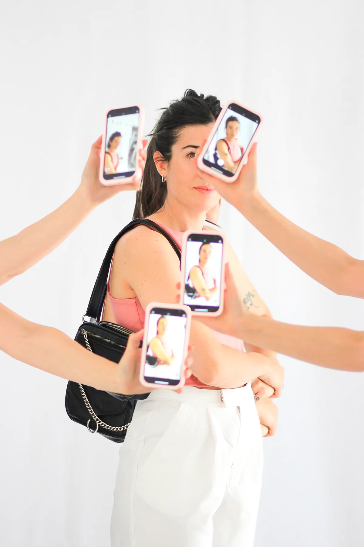 Pía rodeada de manos que sostienen celulares con su foto